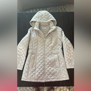 Women’s  Quilted Cream Hooded Jacket by Shelli Segal Laundry Los Angeles. Size M
